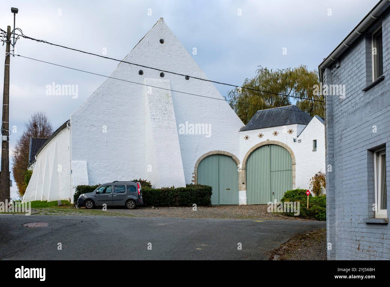 In der Nähe von Beauvechain, im Brabant Haspengouw, dem kleinen Dorf Nodebais, bekannt durch einige berühmte Künstler wie Max Van der Linden oo claude Ra Stockfoto