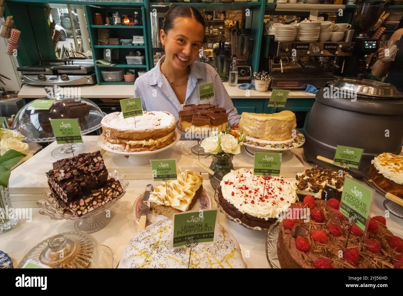 England, Kent, Tunbridge Wells, The High Street, Juliets Cafe, Kuchenausstellung im Café Stockfoto