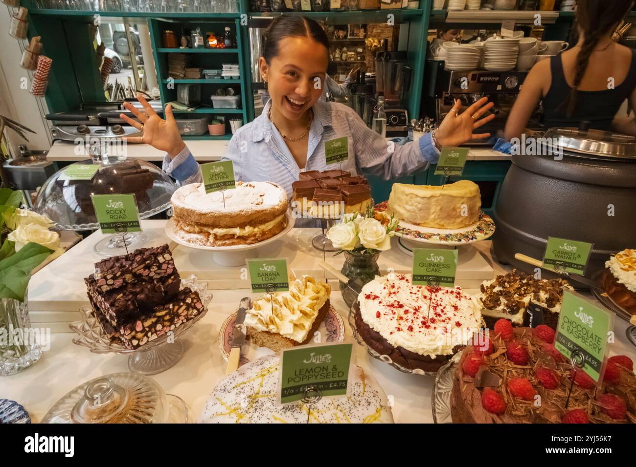 England, Kent, Tunbridge Wells, The High Street, Juliets Cafe, Kuchenausstellung im Café Stockfoto