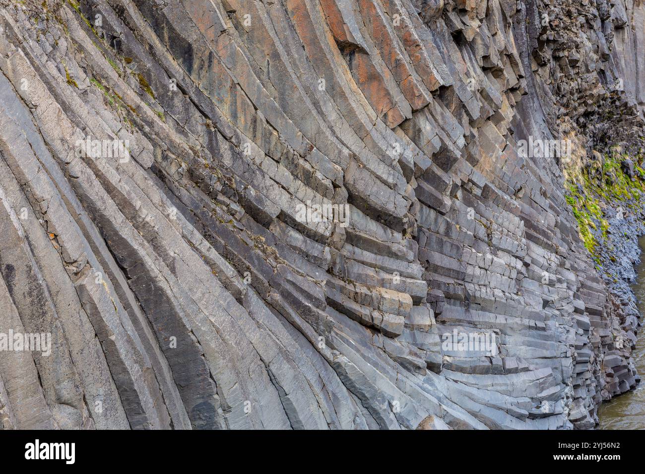 Vulkanische Basaltsäulen aus nächster Nähe im Studlagil Canyon (Basalt Canyon), Island. Stockfoto