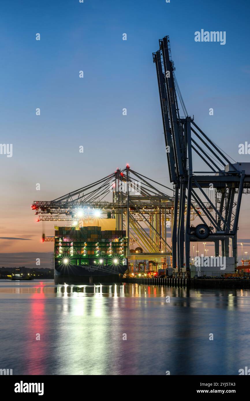 Nachtansicht auf die Verladung von Containerschiffen im Hafen von Southampton. Stockfoto