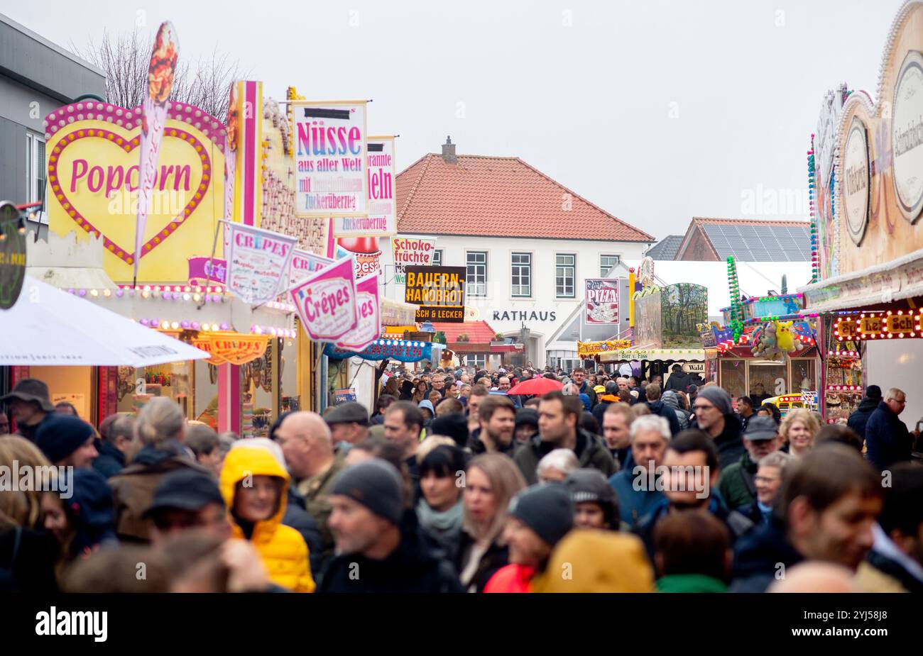 Zetel, Deutschland. November 2024. Bei regnerischem Wetter sind zahlreiche Besucher auf dem Zetel-Markt unterwegs. Der Zetelmarkt ist eines der größten Volksfeste Frieslands. Sie findet seit rund 300 Jahren jedes zweite Wochenende im November statt. Im Laufe der Zeit hat sich der Markt zu einem Volksfest mit Ständen und Fahrgeschäften entwickelt. Quelle: Hauke-Christian Dittrich/dpa/Alamy Live News Stockfoto