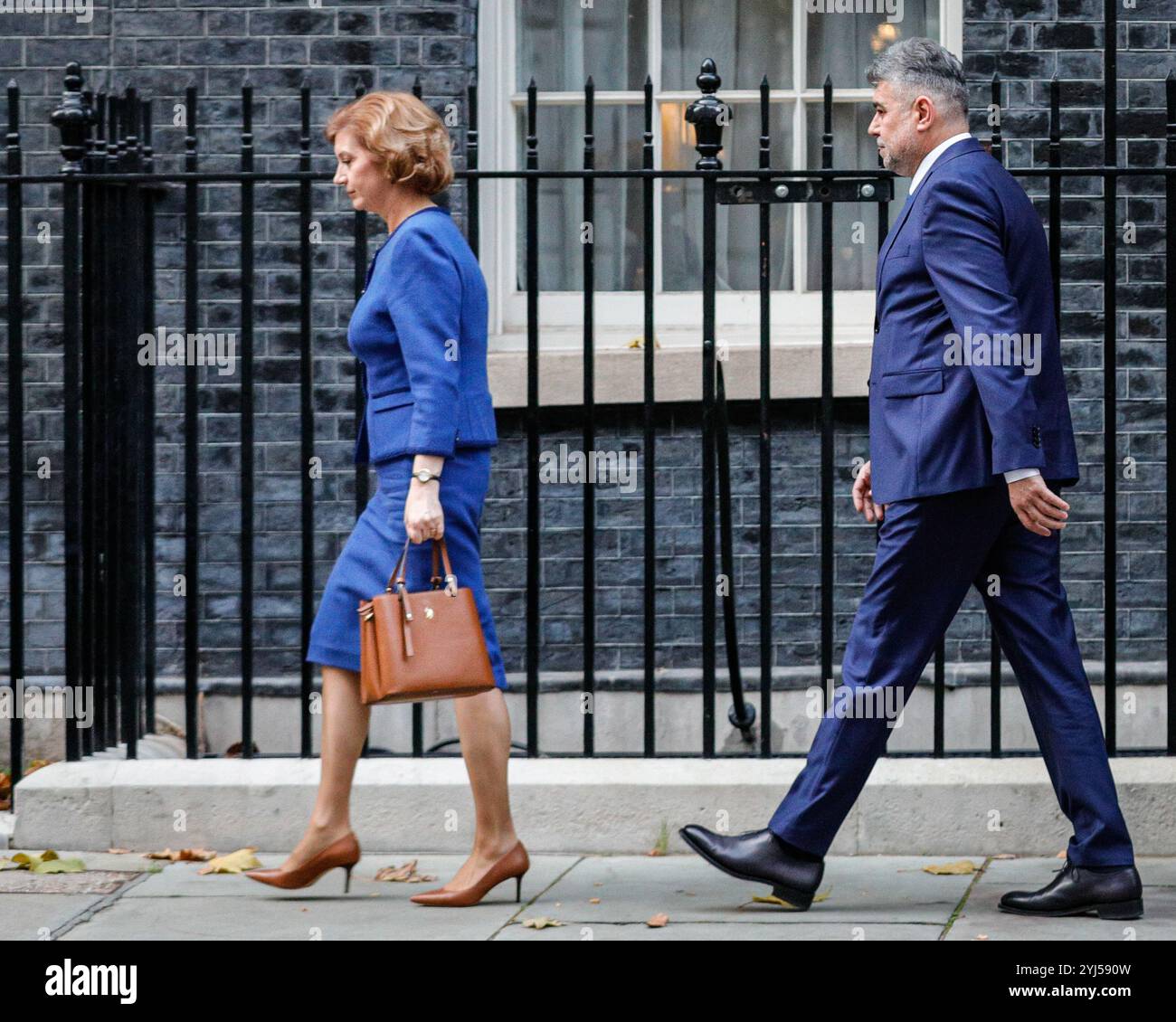 London, Großbritannien. November 2024. Marcel Ciolacu, rumänischer Premierminister, verlässt die Downing Street 10 in Westminster mit Botschafterin Laura Popescu, rumänischer Botschafterin im Vereinigten Königreich, nach einem Treffen mit Premierminister Sir Keir Starmer. Ciolacu ist auf einem Arbeitsbesuch im Vereinigten Königreich und wird auch am Wirtschaftsforum Rumänien-Großbritannien teilnehmen. Quelle: Imageplotter/Alamy Live News Stockfoto