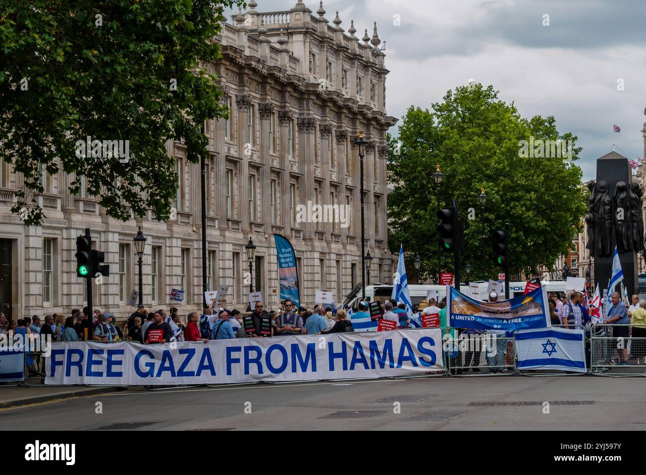 London, Großbritannien. Juni 2019. Die zionistische Föderation und andere warten in der Downing St, um sich der jährlichen Demonstration zur Unterstützung des unterdrückten Volkes Palästinas zu widersetzen. Das 1979 im Iran begonnene Ereignis wurde von Imam Khomeini als nicht nur über Jerusalem gesprochen, sondern als "ein Tag für die Unterdrückten, um sich gegen die Arroganten zu erheben". Stockfoto