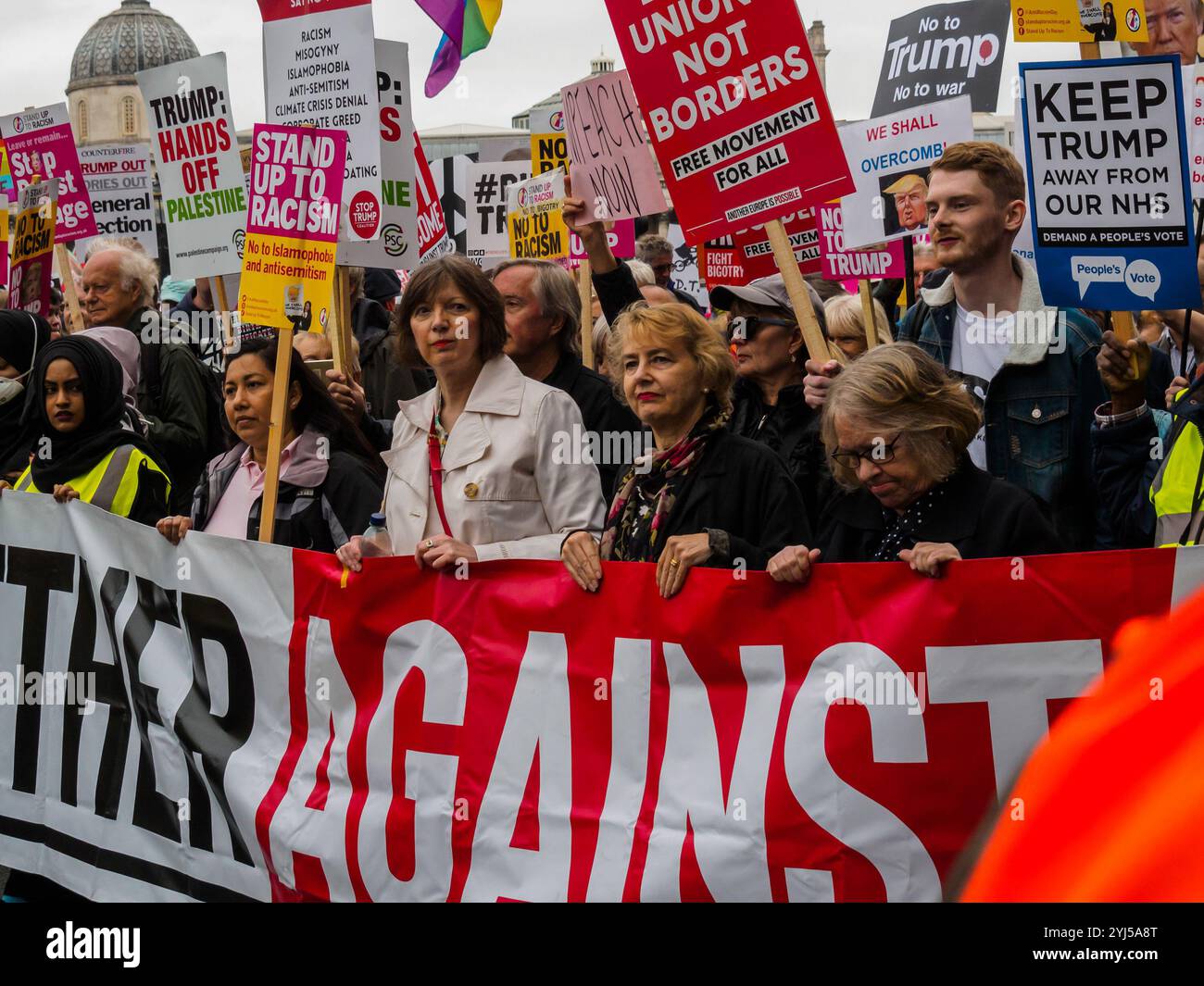 London, Großbritannien. Tausende marschieren vom Trafalgar Square zu einer Kundgebung in Whitehall, nahe dem Ort, an dem Trump Theresa May traf, um eine klare Botschaft zu senden, dass Präsident Trump hier wegen seiner Klimaverleugnung, seines Rassismus, seiner Islamophobie, seiner Frauenfeindlichkeit und seiner Bigotterie nicht willkommen ist. Seine Politik des Hasses und der Spaltung hat die extreme Rechte auf der ganzen Welt mit Energie versorgt. Es gab Reden von Jeremy Corbyn, Caroline Lucas und anderen führenden Politikern und Aktivisten, dann zu einer weiteren Kundgebung auf dem Parliament Square. Stockfoto