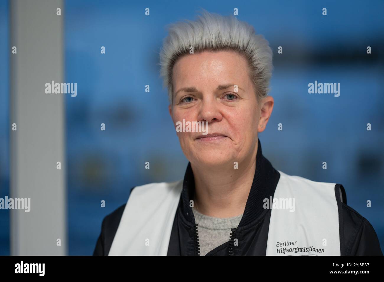 Berlin, Deutschland. November 2024. Kleopatra Tümmler, Betriebsleiterin des Ankunftszentrums am Flughafen Tegel, steht in der Flüchtlingsunterkunft am ehemaligen Flughafen Tegel. Quelle: Christophe Gateau/dpa/Alamy Live News Stockfoto