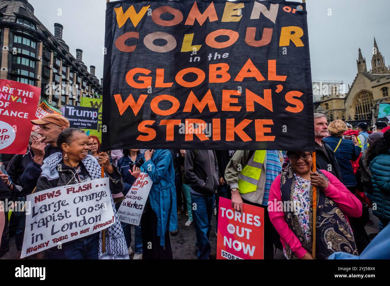 London, Großbritannien. Die Frauen der Farbe im Globalen Frauenstreik kommen auf dem Parlamentsplatz zu der weiteren Kundgebung, um eine klare Botschaft zu senden, dass Präsident Trump hier nicht willkommen ist wegen seiner Klimaverleugnung, seines Rassismus, seiner Islamophobie, seiner Frauenfeindlichkeit und seiner Bigotterie. Seine Politik des Hasses und der Spaltung hat die extreme Rechte auf der ganzen Welt mit Energie versorgt. Stockfoto