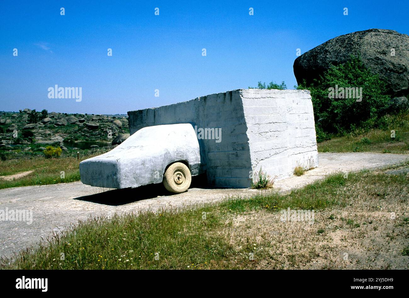 SPANIEN – Extremadura – CACERES. Malpartida de Cáceres; Region „Los Barruecos“; „Ambient Sculpture“ des Künstlers Wolf Vostell Stockfoto