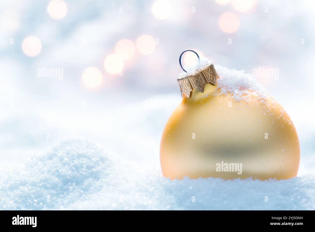 Weihnachtskugel im Schnee Stockfoto