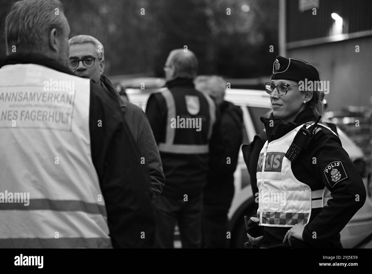 Skånes-Fagerhult, Skåne, Schweden. November 2024. Polizeiarbeit in der Gemeinschaft. Outreach-Veranstaltung, um Bürger zu befragen und Feedback zu erhalten. Stockfoto