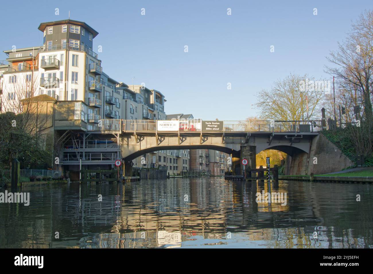 Carrow Brücke über den Fluss Wensum in Norwich, Norfolk, Großbritannien Stockfoto