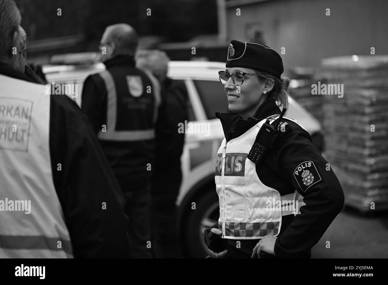 Skånes-Fagerhult, Skåne, Schweden. November 2024. Polizeiarbeit in der Gemeinschaft. Outreach-Veranstaltung, um Bürger zu befragen und Feedback zu erhalten. Stockfoto