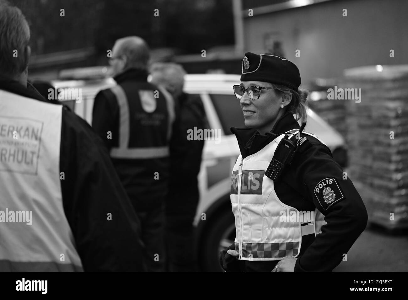 Skånes-Fagerhult, Skåne, Schweden. November 2024. Polizeiarbeit in der Gemeinschaft. Outreach-Veranstaltung, um Bürger zu befragen und Feedback zu erhalten. Stockfoto