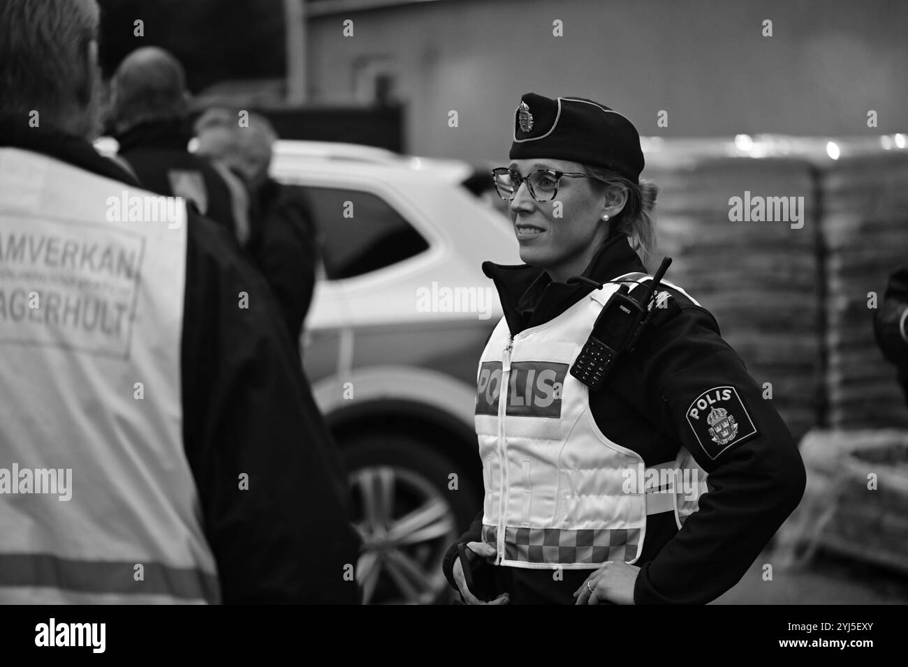 Skånes-Fagerhult, Skåne, Schweden. November 2024. Polizeiarbeit in der Gemeinschaft. Outreach-Veranstaltung, um Bürger zu befragen und Feedback zu erhalten. Stockfoto