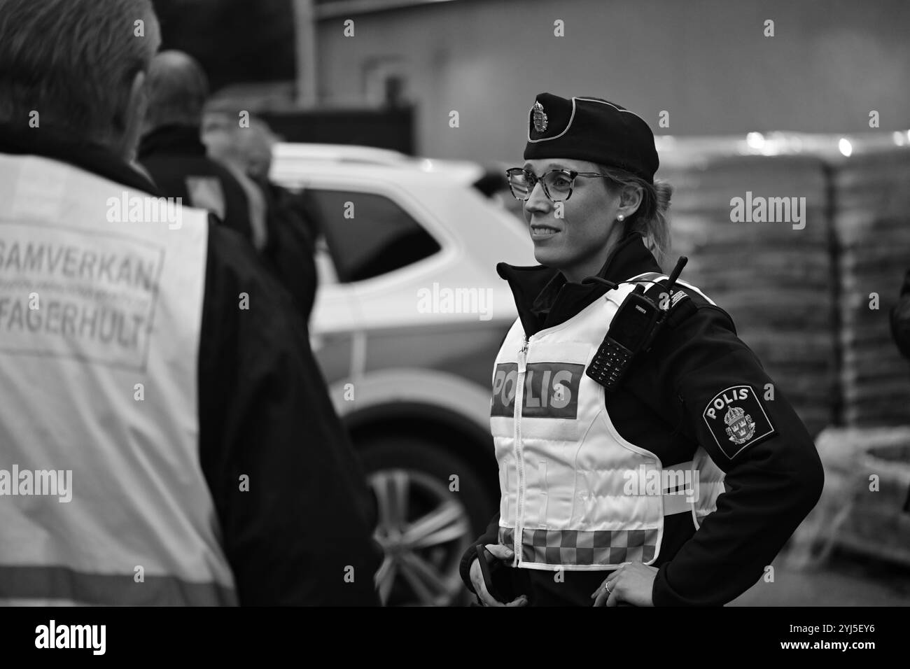 Skånes-Fagerhult, Skåne, Schweden. November 2024. Polizeiarbeit in der Gemeinschaft. Outreach-Veranstaltung, um Bürger zu befragen und Feedback zu erhalten. Stockfoto