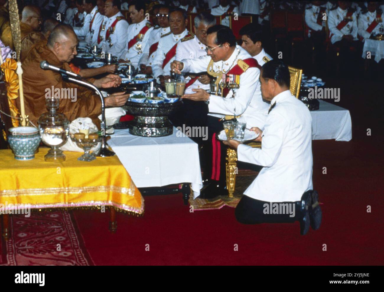 1990 Archivio Storico Olycom/Lapresse Bhumibol Adulyadej (Cambridge, 5 dicembre 1927 - Bangkok, 13 ottobre 2016), è stato Re di Thailandia dal 9 giugno 1946 fino alla sua morte, nono sovrano della dinastia Chakri. Conosciuto anche con il nome di Rama IX, il suo regno è durato oltre Settant'anni Ed è stato il più lungo della storia del suo Paese, il più lungo tra quelli dei sovrani asiatici. Nella Foto: Re Bhumibol Adulyadej auf dem Foto: King Bhumibol Adulyadej Credit: LaPresse/Alamy Live News Stockfoto