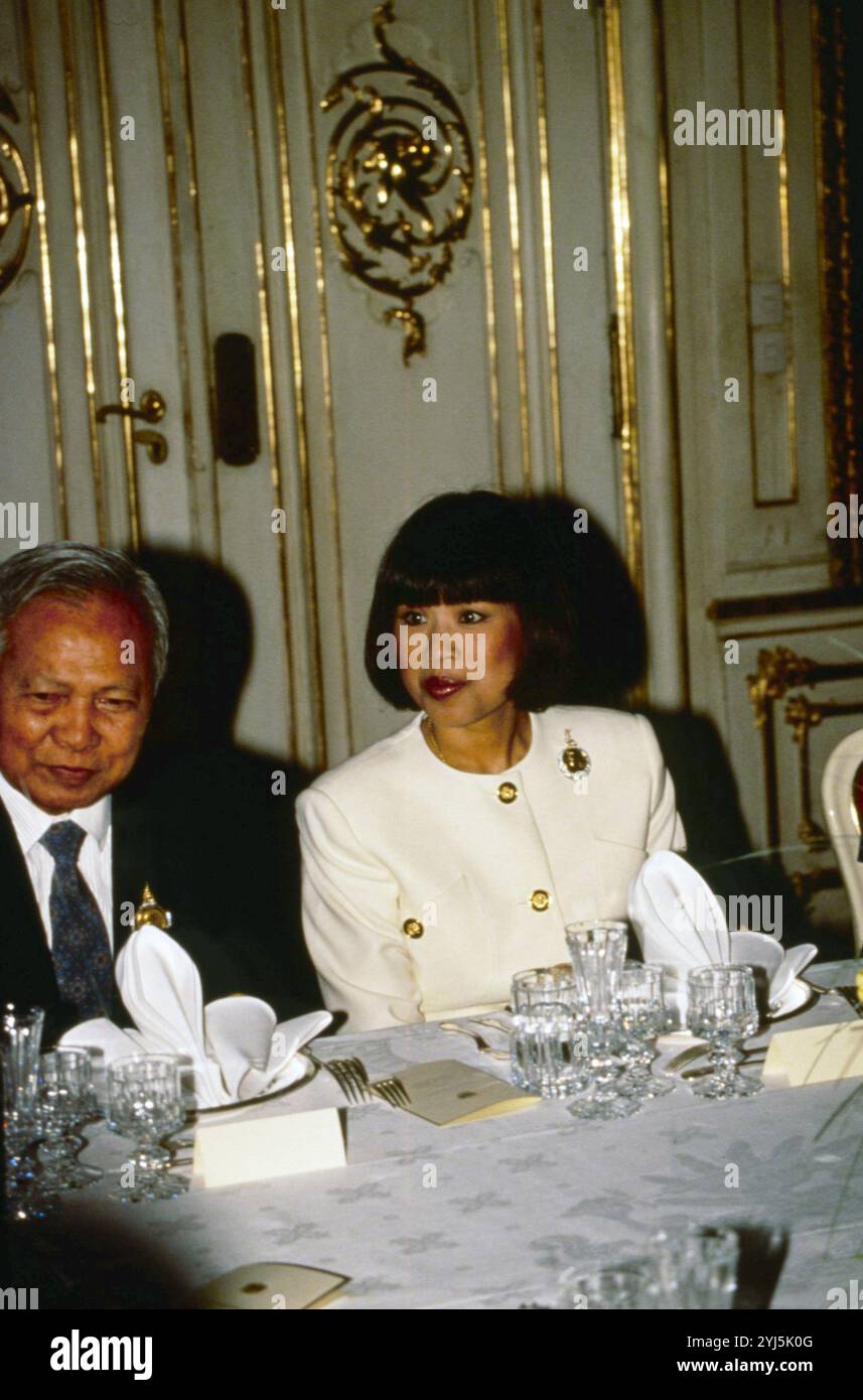 Giugno 1993 Wien Archivio Storico Olycom/Lapresse Regina Sirikit (Bangkok, 12 agosto 1932), è la regina madre della Thailandia, madre del sovrano in carica Vajiralongkorn. È stata la regina consorte del Defunto re Bhumibol Adulyadej, nono re della dinastia Chakri. Conobbe il marito in Europa, Dove il padre di lei Era ambasciatore di Thailandia. SI sposarono a Bangkok nel 1950, poco prima dell'incoronazione di Bhumibol, e hanno avuto tre figlie e un figlio. Nel 1956 Fu nominata regina reggente. Nella Foto: Principessa Ubolratana figlia della Regina Sirikit durante loro visita a Vienna in the Stockfoto