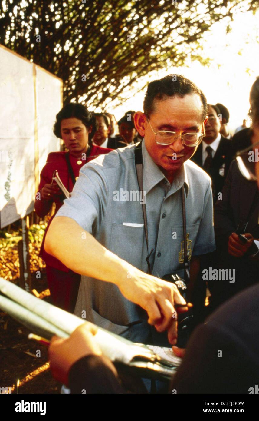 April 1994 Laos Archivio Storico Olycom/Lapresse Regina Sirikit (Bangkok, 12 agosto 1932), è la regina madre della Thailandia, madre del sovrano in carica Vajiralongkorn. È stata la regina consorte del Defunto re Bhumibol Adulyadej, nono re della dinastia Chakri. Conobbe il marito in Europa, Dove il padre di lei Era ambasciatore di Thailandia. SI sposarono a Bangkok nel 1950, poco prima dell'incoronazione di Bhumibol, e hanno avuto tre figlie e un figlio. Nel 1956 Fu nominata regina reggente. Nella Foto: Regina Sirikit e suo marito re Bhumibol Adulyadej in visita a Laos auf dem Foto: Königin S. Stockfoto