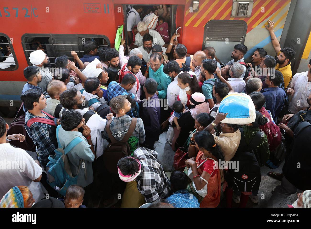 Am Bahnhof in Vadodara, Gujarat, Indien, drängen sich viele Passagiere um einen Zug Stockfoto