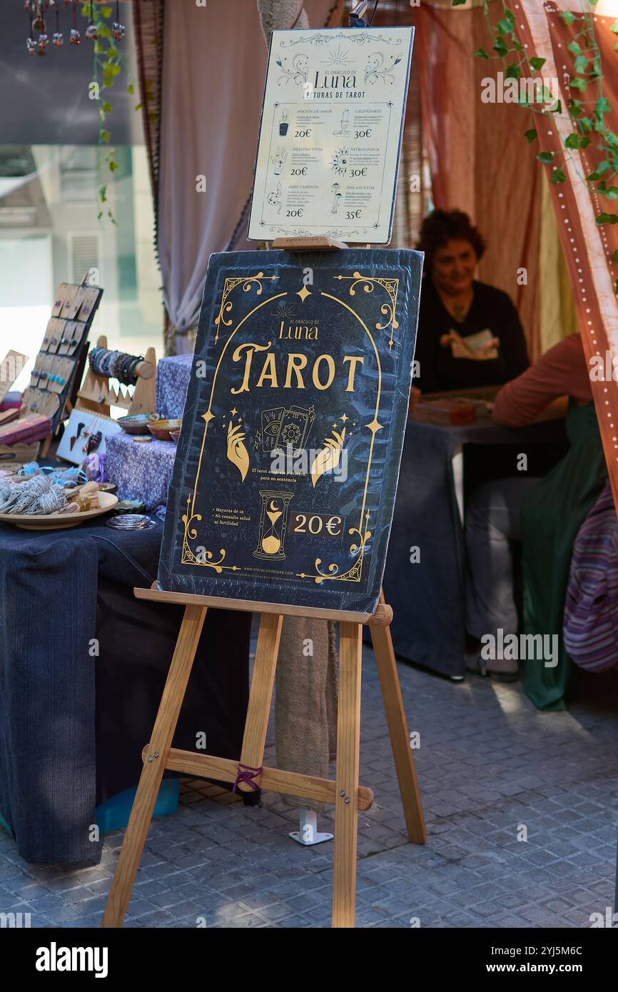 Montcada i Reixac. Spanien - 13. November 2024: Eine detaillierte Ansicht eines Tarot-Lesestands auf einem Markt mit Hervorhebung der Preisliste für verschiedene Messwerte und Stockfoto