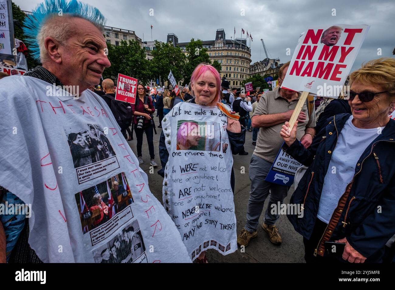 London, Großbritannien. Tausende trafen sich auf dem Trafalgar Square, um eine klare Botschaft auszusenden, dass Präsident Trump hier wegen seiner Klimaverleugnung, seines Rassismus, seiner Islamophobie, seiner Frauenfeindlichkeit und seiner Bigotterie nicht willkommen ist. Seine Politik des Hasses und der Spaltung hat die extreme Rechte auf der ganzen Welt mit Energie versorgt. Sie marschierten zu einer Kundgebung in Whitehall, in der Nähe des Treffens mit Theresa May mit Reden von Jeremy Corbyn, Caroline Lucas und anderen führenden Politikern und Aktivisten, und dann zu einer weiteren Kundgebung auf dem Parliament Square. Stockfoto