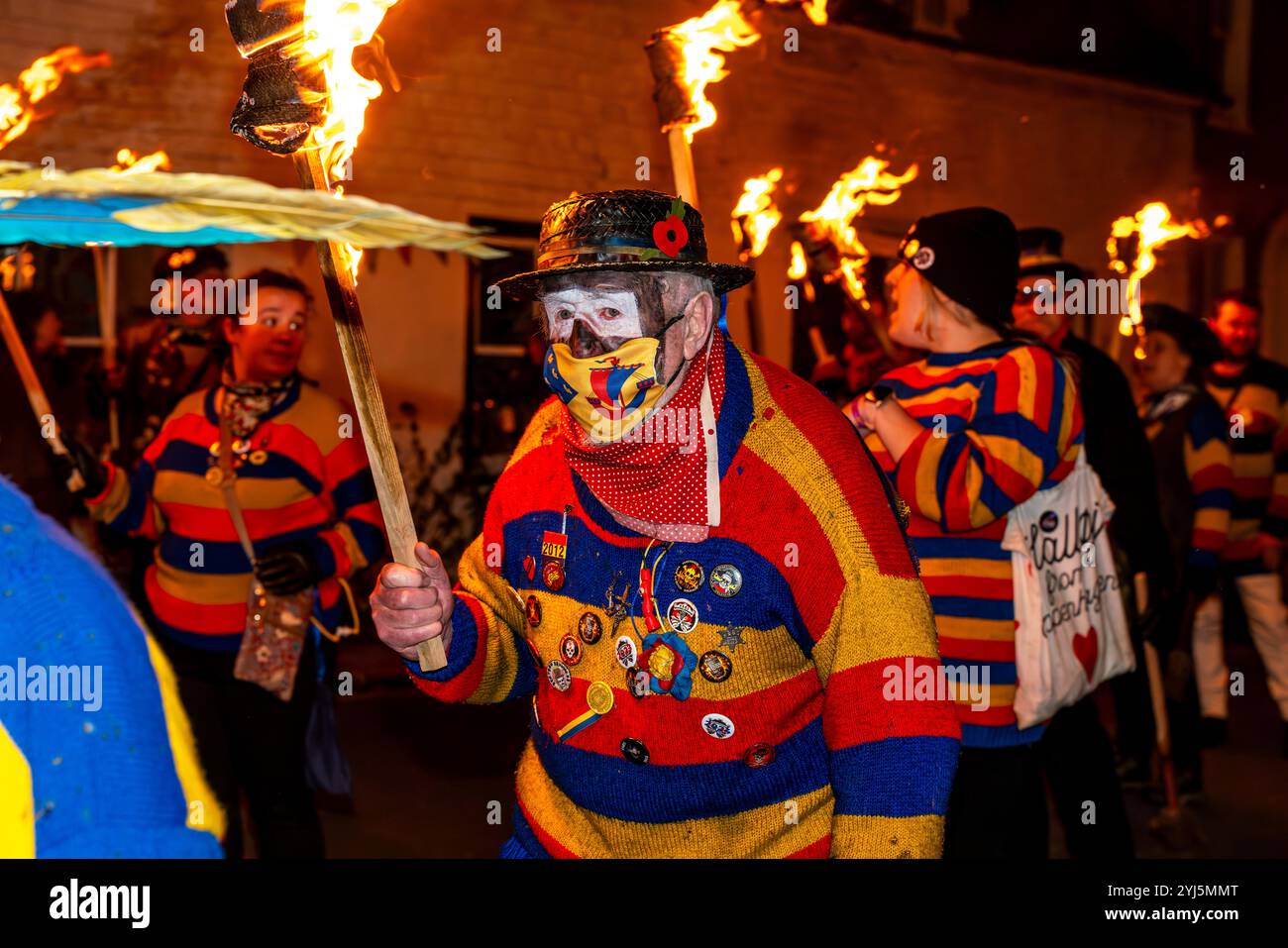 Die Einheimischen nehmen an Einer Fackelprozession durch die Stadt Lewes während der jährlichen Bonfire Night (Guy Fawkes Night) Feiern in Lewes, Großbritannien, Teil Stockfoto