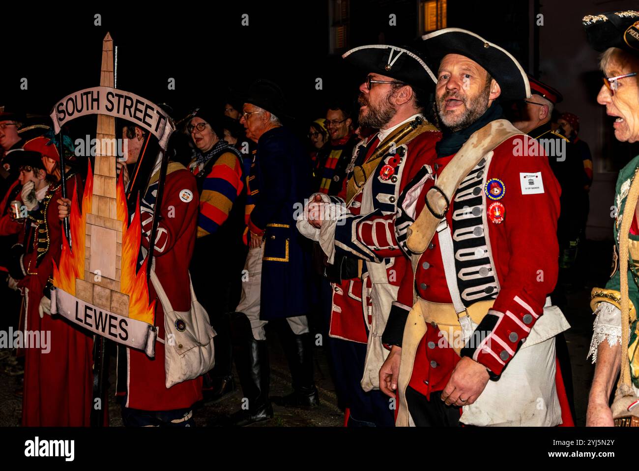 South Street Bonfire Society singt God Save the King am Ende ihrer Bonfire Night (Guy Fawkes Night) Feiern in Lewes, East Sussex, Großbritannien. Stockfoto