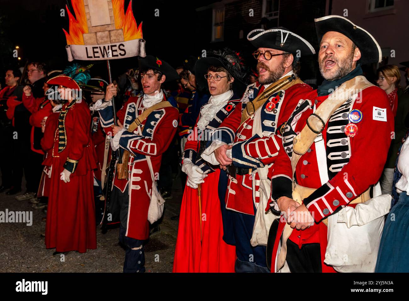 South Street Bonfire Society singt God Save the King am Ende ihrer Bonfire Night (Guy Fawkes Night) Feiern in Lewes, East Sussex, Großbritannien. Stockfoto