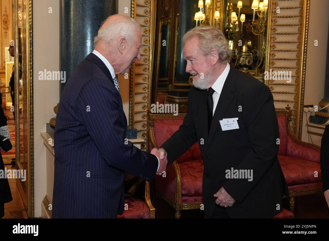 König Karl III. Mit Ridley Scott während eines Empfangs zum 100. Jahrestag der Film- und Fernsehkaritative im Buckingham Palace, London. Bilddatum: Mittwoch, 13. November 2024. Stockfoto