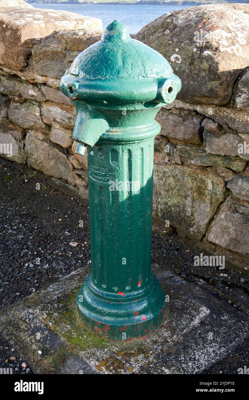 Grün lackierter freistehender gusseiserner Wasserhydrant aus 1910 rathmullan, County donegal, republik irland, hergestellt von glenfield und kennedy ltd. Fou Stockfoto