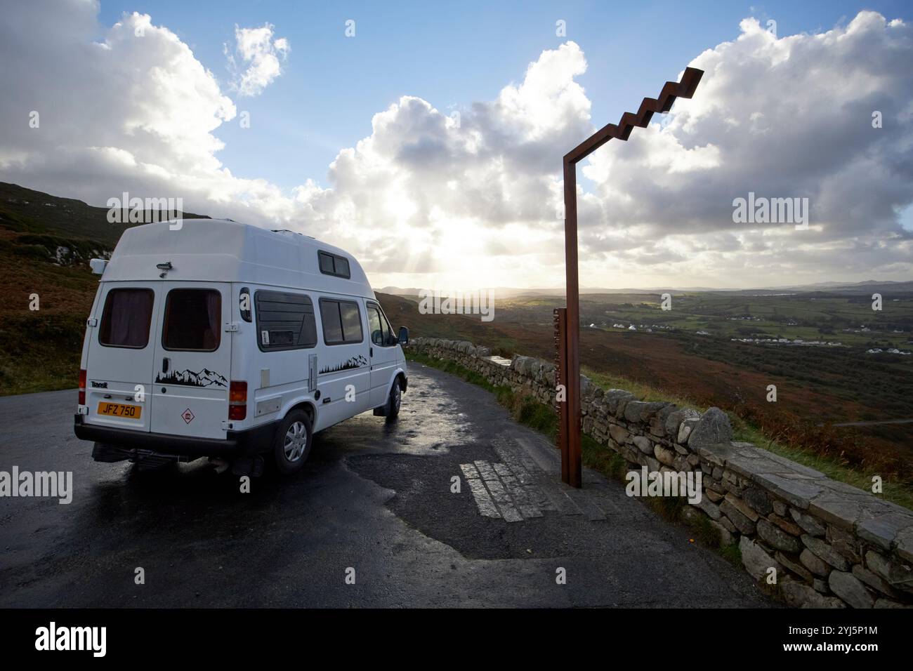 Campervan parkte am Ballymastocker Strand Wild atlantic Way Aussichtspunkt, während die Sonne untergeht, County donegal, republik irland Stockfoto