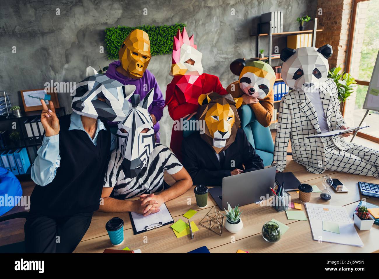 Porträt von Panda Hahn Gorilla Löwe Faultier Zebra Waschbär Maske Geschäftsleute Workstation Loft Business Center Indoor Stockfoto