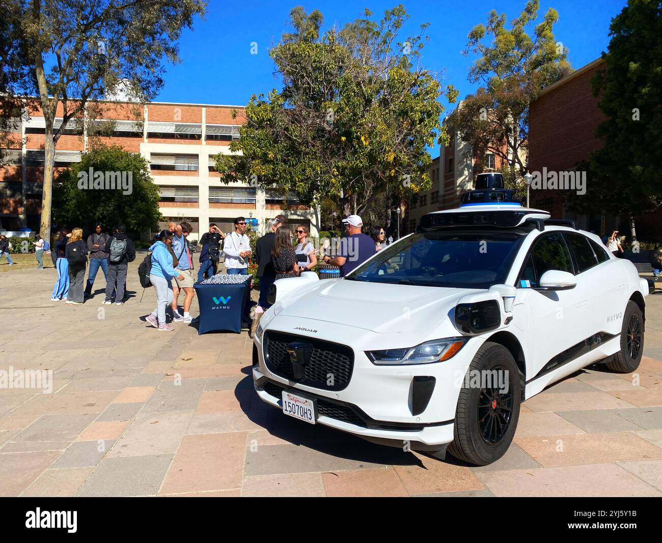 Los Angeles, USA. November 2024. Waymo, eine Tochtergesellschaft von Alphabet (und früher als Google Self-Driving Car Project bekannt), hält eine Promotion auf dem Campus der University of California, Los Angeles. Quelle: Stu Gray/Alamy Live News. Stockfoto