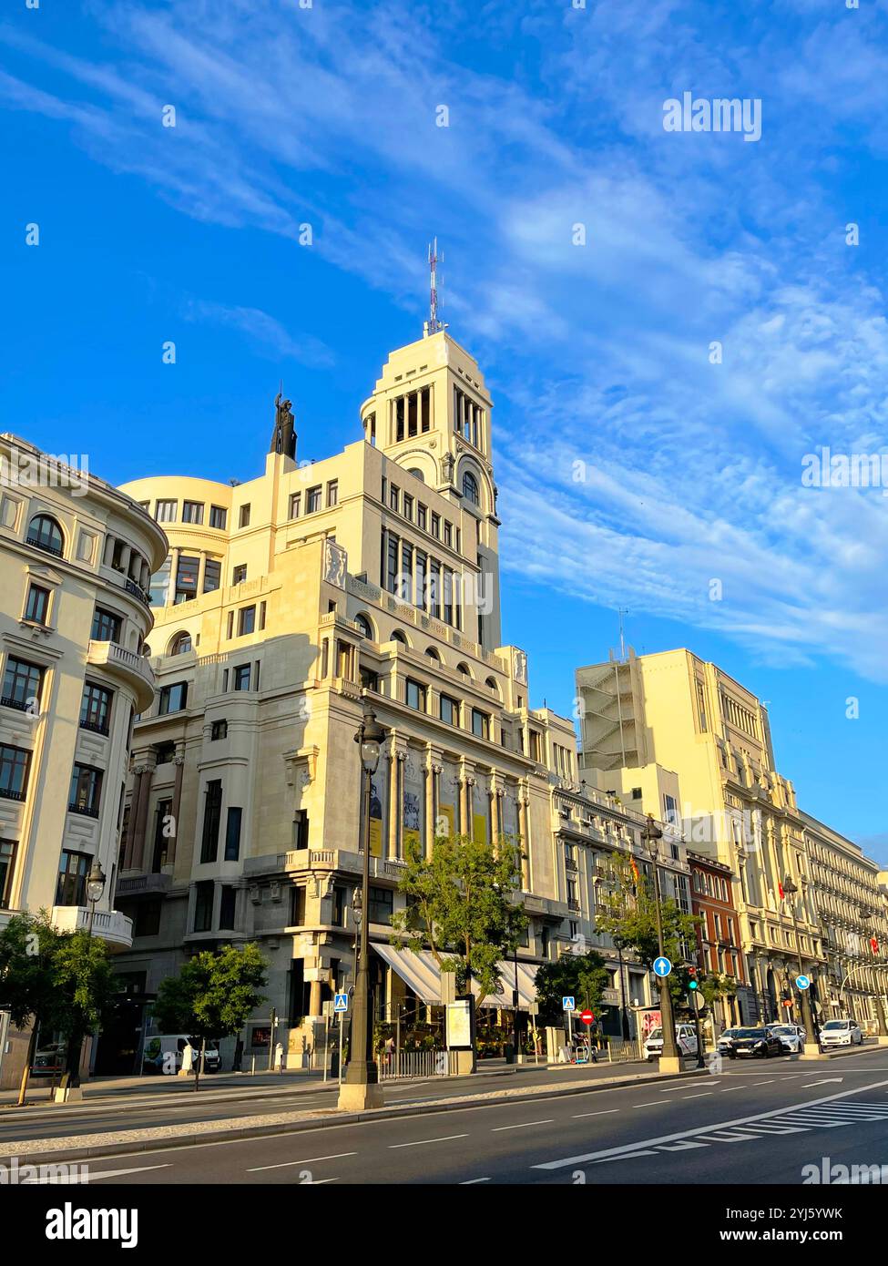 Fine Arts Circle. Alcala Street, Madrid, Spanien. - Smartphone-aufgenommenes Stockfoto