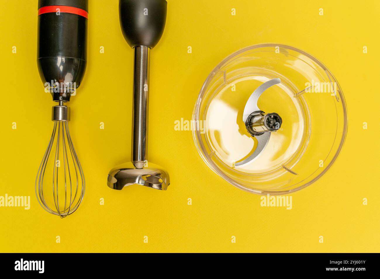 Verschiedene Küchenwerkzeuge ordentlich für die kulinarische Zubereitung angeordnet. Stockfoto