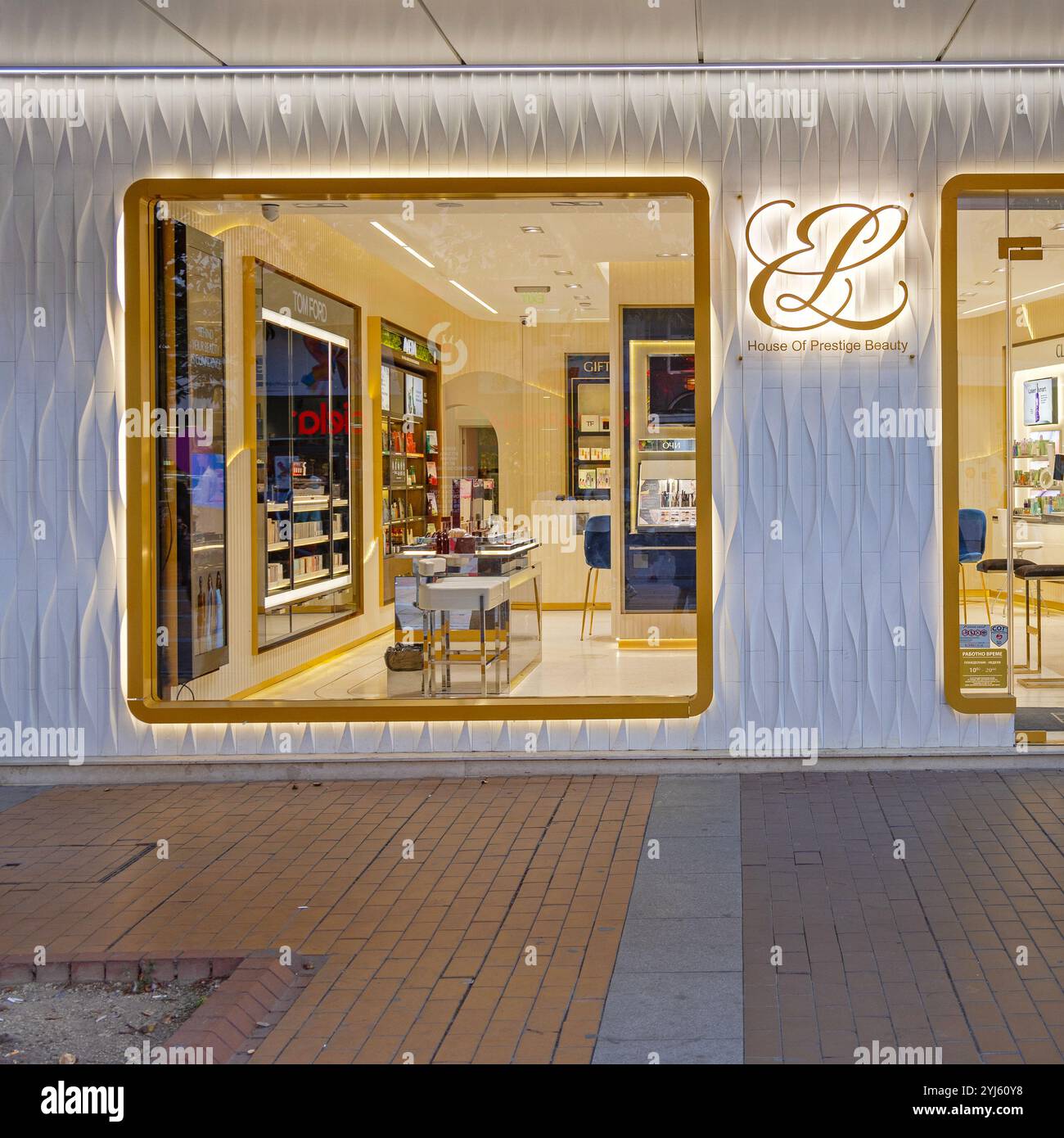 Sofia, Bulgarien - 16. Oktober 2023: Flagship Store Estee Lauder Cosmetics Brand Make-up Hautpflegeprodukte und Duftstoffe auf dem Vitosha Boulevard in C Stockfoto