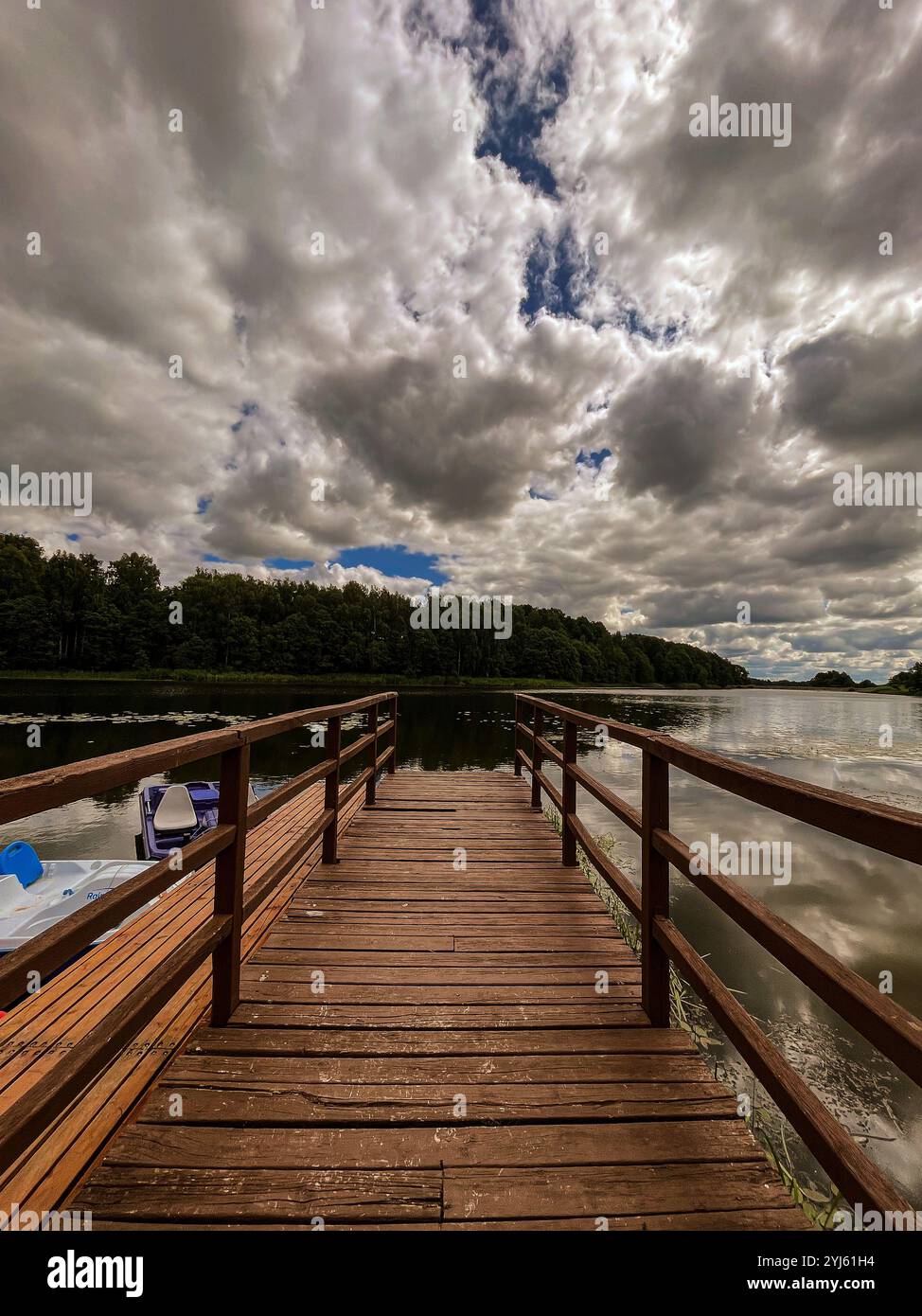 Bewölkter Sommertag in Litauen. - Smartphone-aufgenommenes Stockfoto