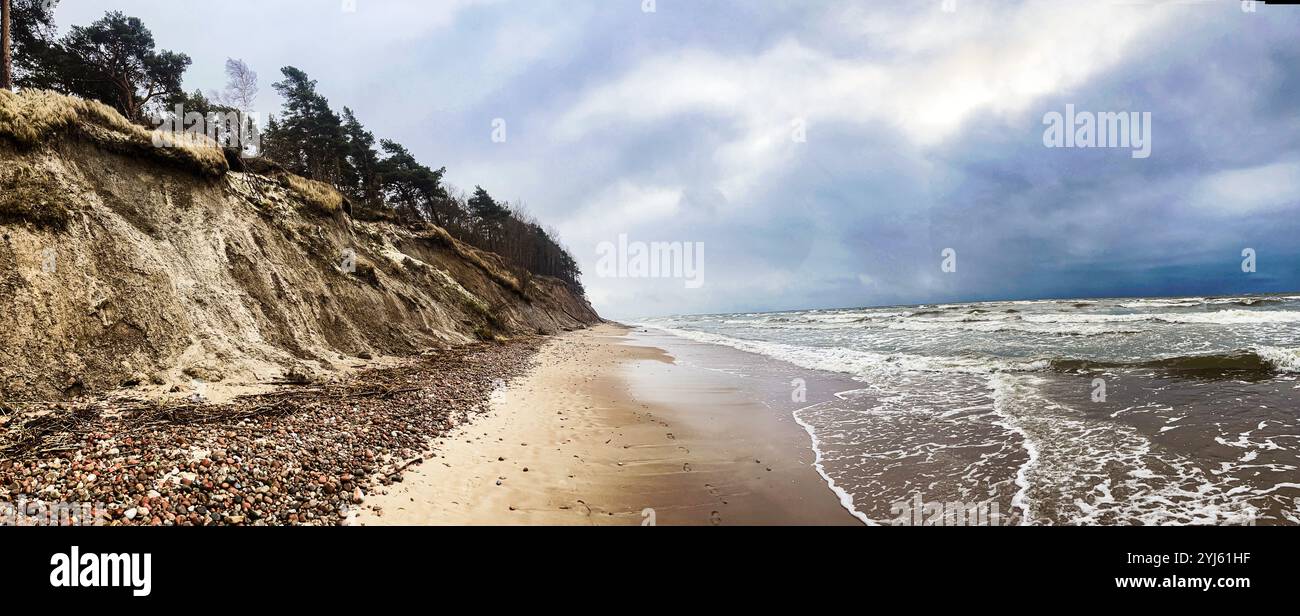 Litauischer Strand an einem verregneten Sommertag. Litauen, Klaipeda Stockfoto