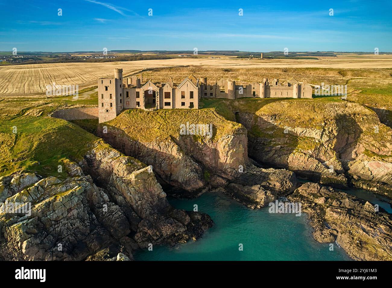 Slains Castle Cruden Bay Aberdeenshire Schottland das Gebäude über den hohen Klippen und dem Meer in der Herbstsonne Stockfoto