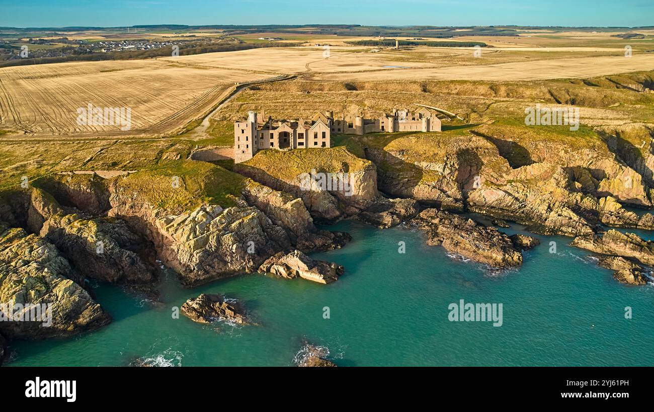Slains Castle Cruden Bay Aberdeenshire Schottland das Gebäude oberhalb der felsigen Küste und des Meeres in der Herbstsonne Stockfoto