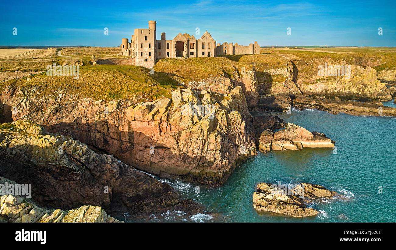 Slains Castle Cruden Bay Aberdeenshire Schottland das Gebäude an der Spitze der Klippen bei Herbstsonne Stockfoto