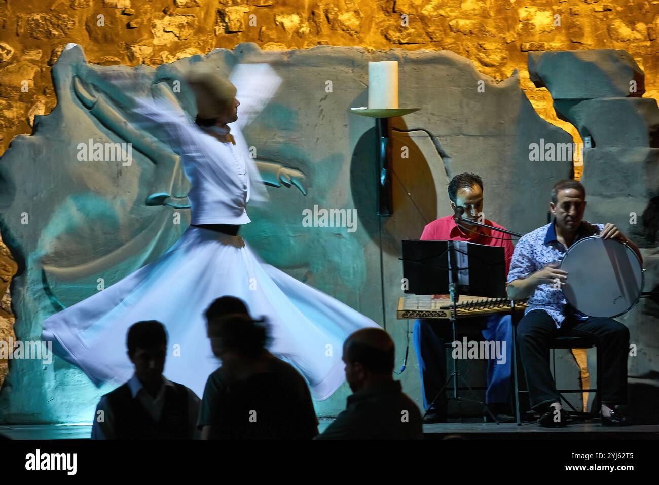 Wirbelnder Derwisch in einer Straßenbar in Istanbul, Turkiye. Stockfoto