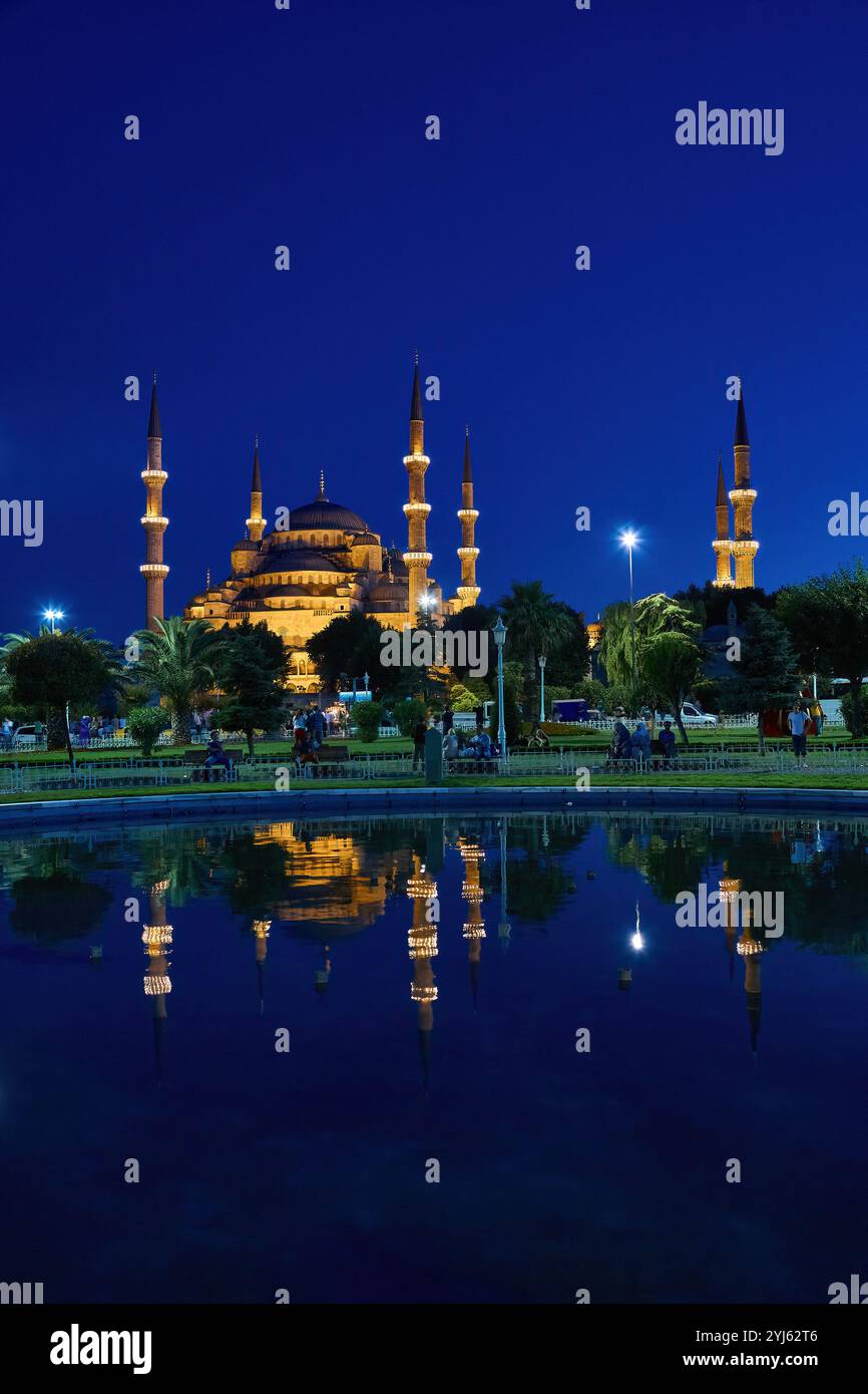 Historische Hagia Sophia in Istanbul in der Abenddämmerung mit beleuchteter Architektur Stockfoto