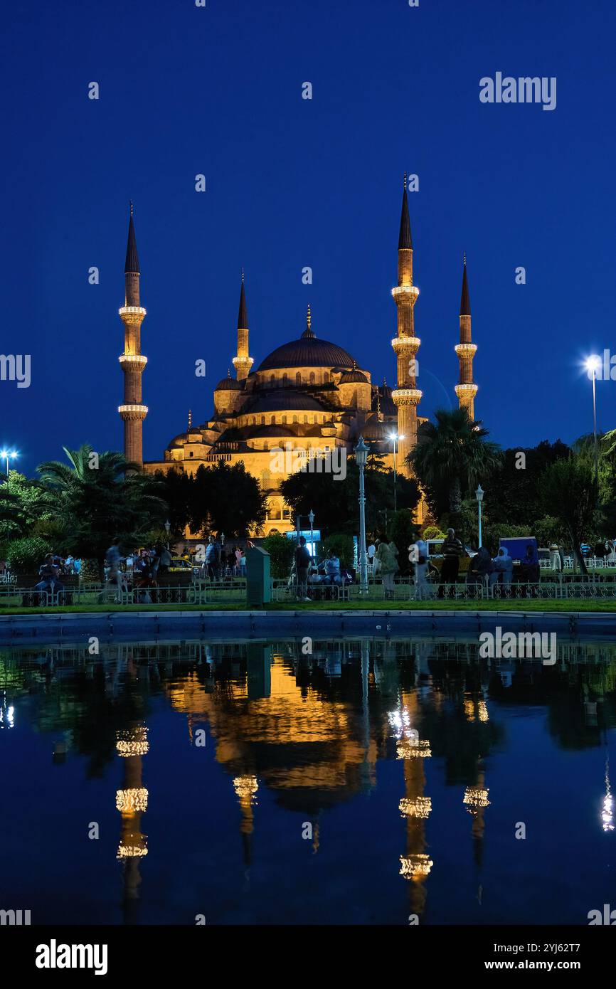 Historische Hagia Sophia in Istanbul in der Abenddämmerung mit beleuchteter Architektur Stockfoto