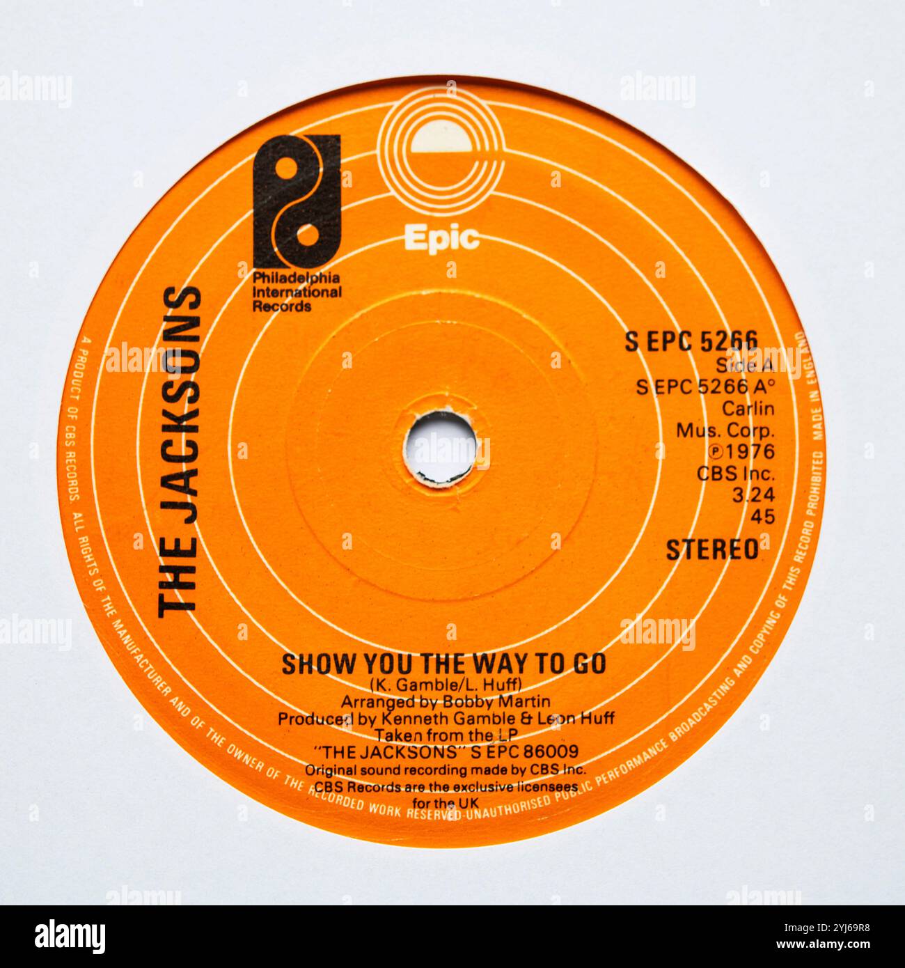 Center-Label der Sieben-Inch-Single-Version von Show You the Way to Go von The Jacksons, die 1976 veröffentlicht wurde Stockfoto