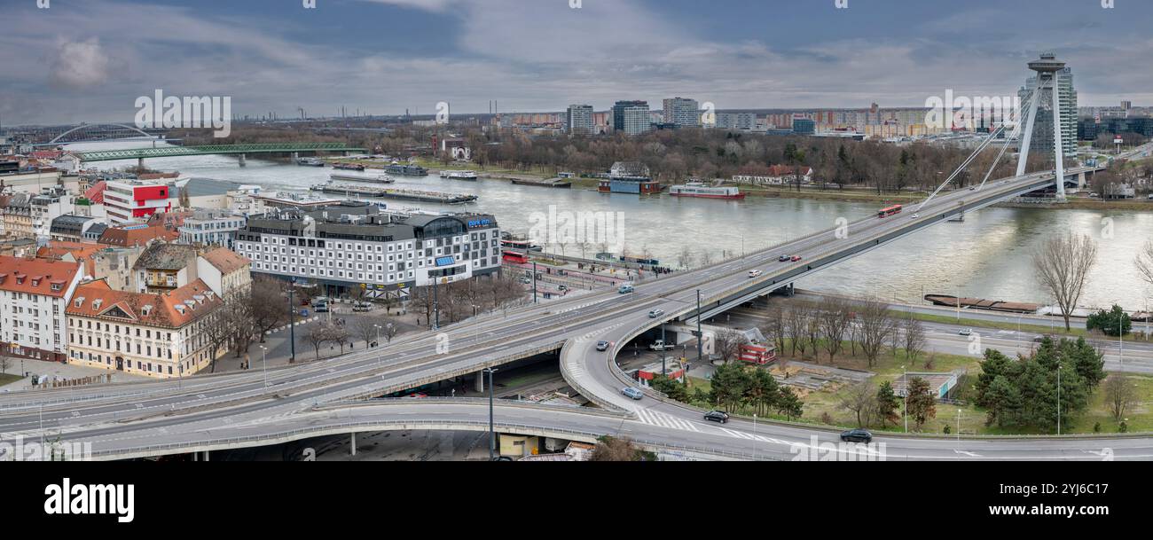 Bratislava, Slowakei - 4. Januar 2024: Brücke des Slowakischen Nationalaufstandes (MOST SNP) oder neue Brücke (Novy MOST) in Bratislava. Slowakei. Stockfoto