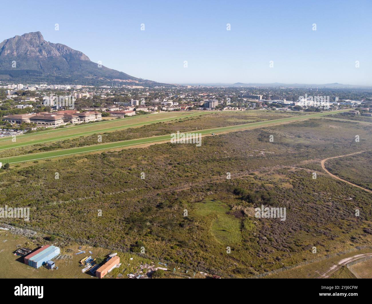 Luftaufnahme der Kenilworth Racecourse Conservation Area. Die am wenigsten degradierten Beispiele von Cape Flats Sand Fynbos Left sind in der Mitte des Gleises zu finden. Stockfoto