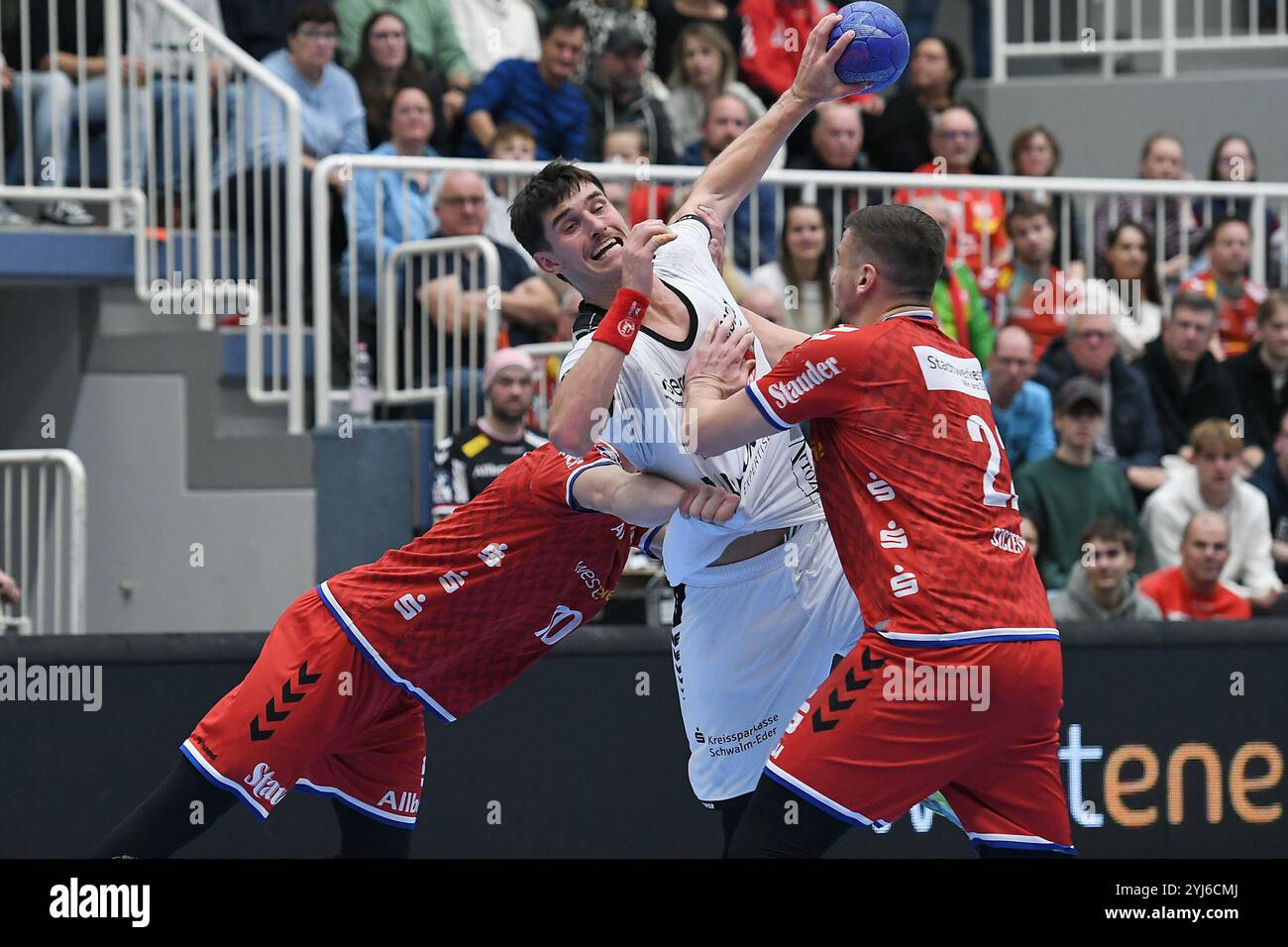 Essen, Deutschland. November 2024. Handball DHB-Pokal Maenner Achtelfinale TuSEM Essen - MT Melsungen am 13.11.2024 im Sportpark am Hallo in Essen Finn Wolfram ( Essen ), links - Nikolaj Enderleit ( Melsungen ), mitte - Dennis Szczesny ( Essen ), rechts Foto: Revierfoto Credit: ddp Media GmbH/Alamy Live News Stockfoto