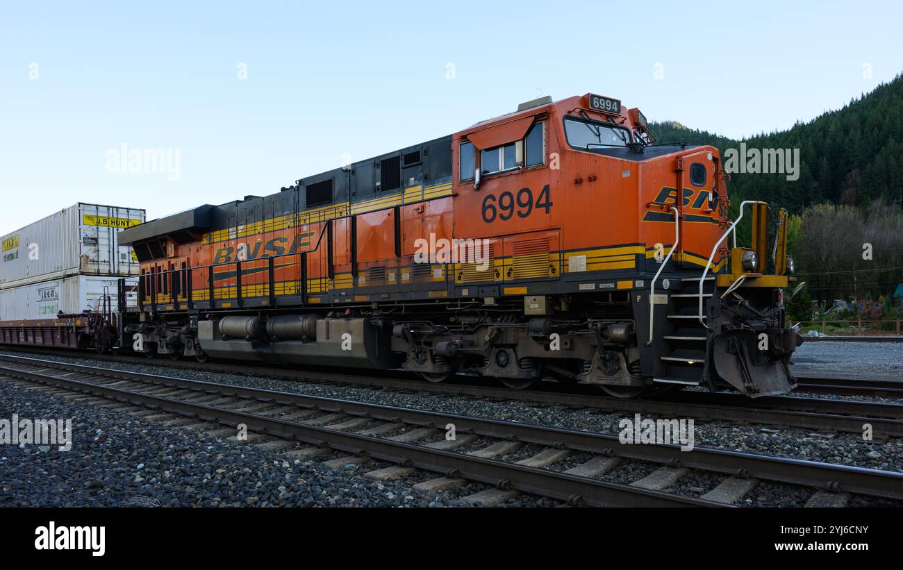 Skykomish, WA, USA - 6. November 2024; BNSF-Güterlokomotive mit intermodalem Containerversand unter klarem Abendhimmel Stockfoto