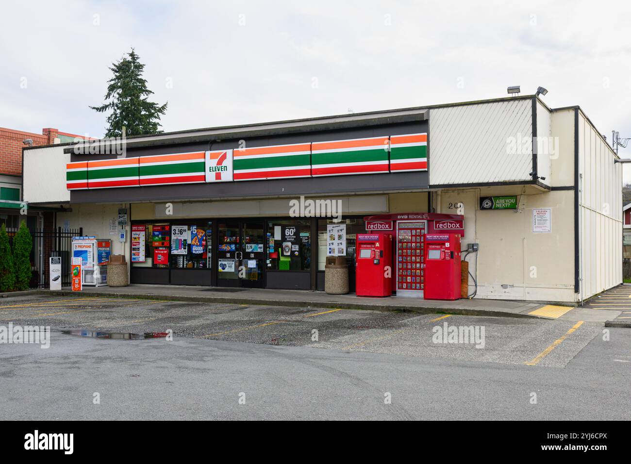 Monroe, WA, USA - 8. November 2024; 7-Eleven Ladenfassade mit Redbox-Maschinen und Markenfarben mit Logo Stockfoto